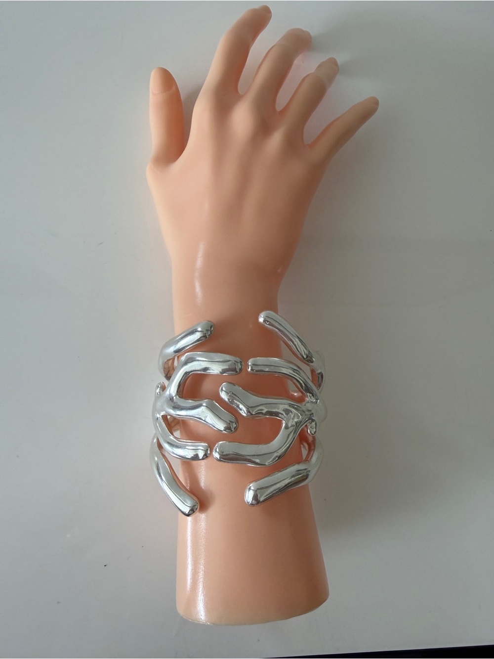 ANGELA CAPUTI Hinged Resin Coral Bracelet Bangle Bracelet - Silver